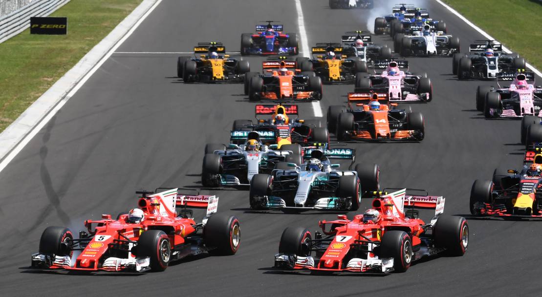 Ottima partenza della Ferrari che si  confermata nelle prime due posizioni nel Gran Premio d&#39;Ungheria. La gara per  stata neutralizzata dopo le prime curve con l&#39;ingresso della safety-car a causa del testa coda alla Red Bull di Daniel Riccirdo tamponato dal compagno di squadra Max Verstappen.